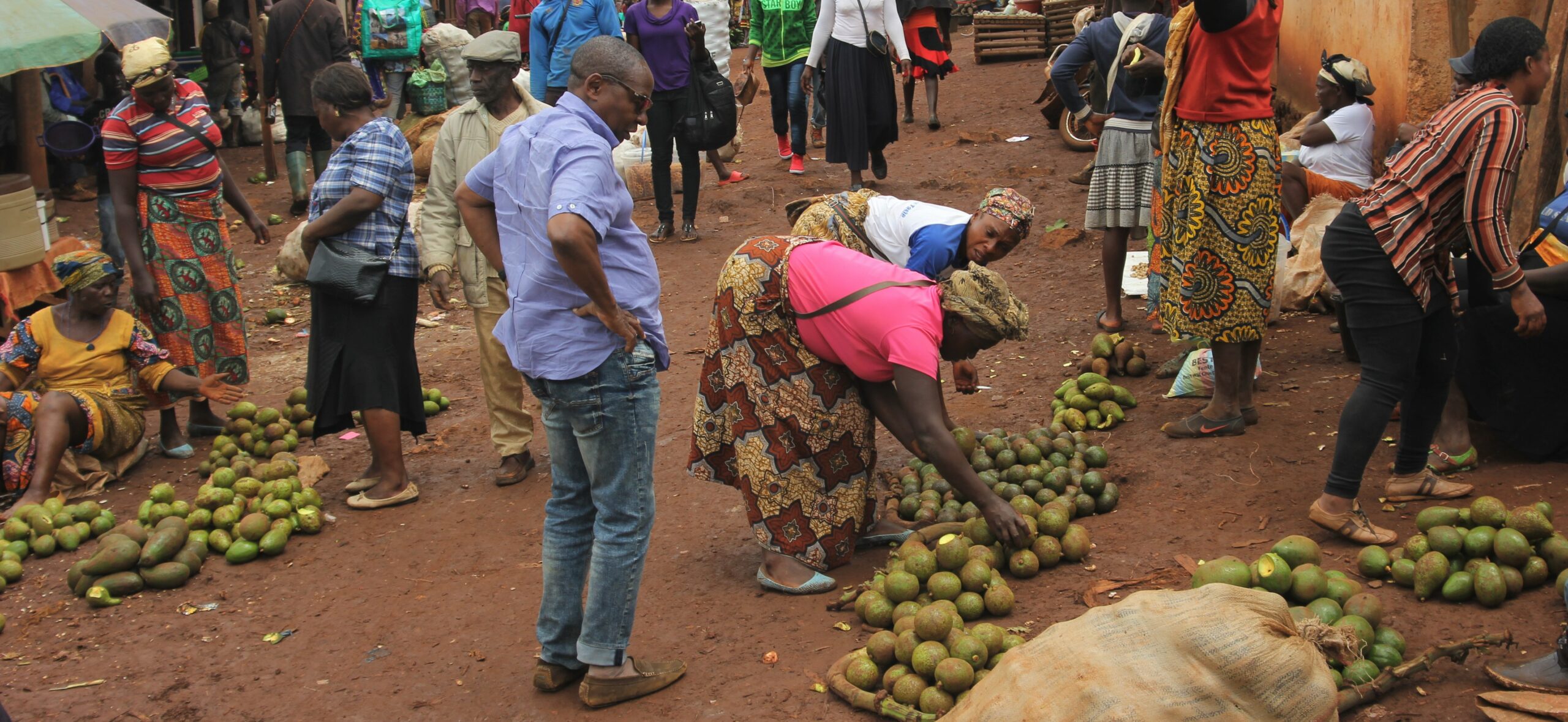 You are currently viewing Les Jours de Marché dans les Bamboutos : Un Tour Coloré au Cœur de l’Économie Locale